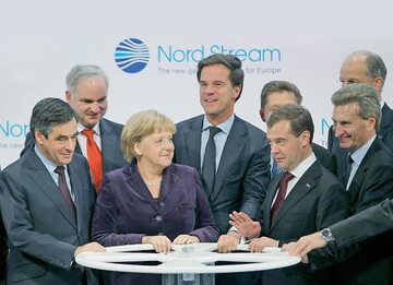 Uruchomienie pierwszej nitki gazociągu Nord Stream w 2011 r. Oprócz Angeli Merkel i Dmitrija Miedwiediewa kurkiem kręcili: premier Holandii Mark Rutte, premier Francji François Fillon i europejski komisarz ds. energii Günther Oettinger