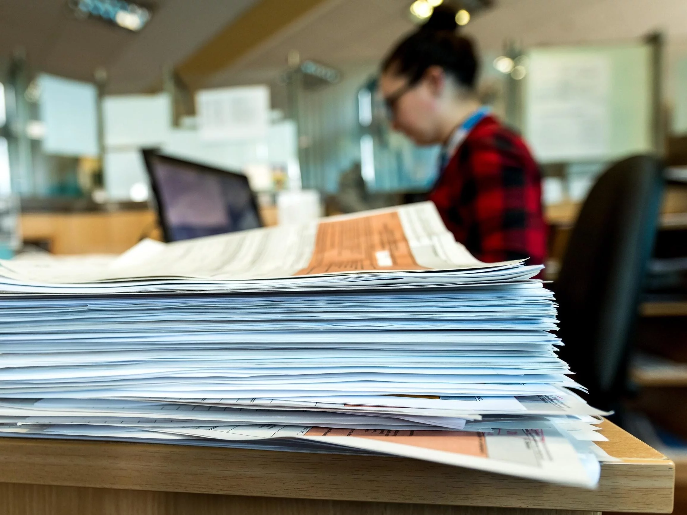 Urzędy obniżają wymagania, wystarczy średnie wykształcenie. Ile można zarobić?