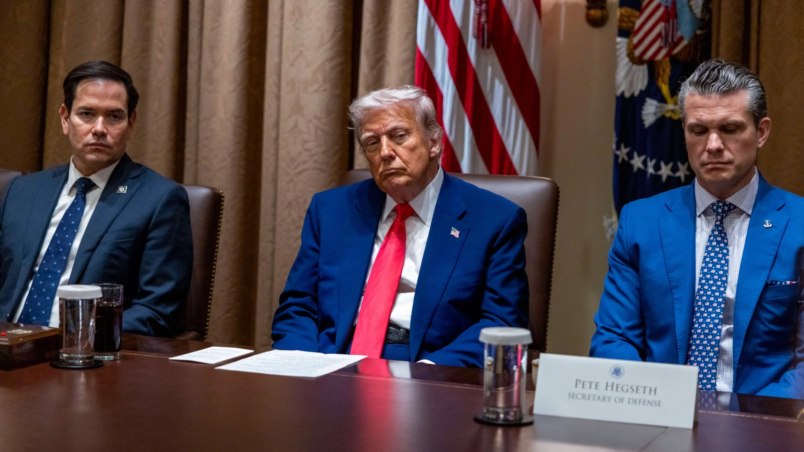Prezydent USA Donald J. Trump (C), z sekretarzem stanu Marco Rubio (L) i sekretarzem obrony Pete'em Hegsethem (R) w Sali Gabinetowej Białego Domu w Waszyngtonie