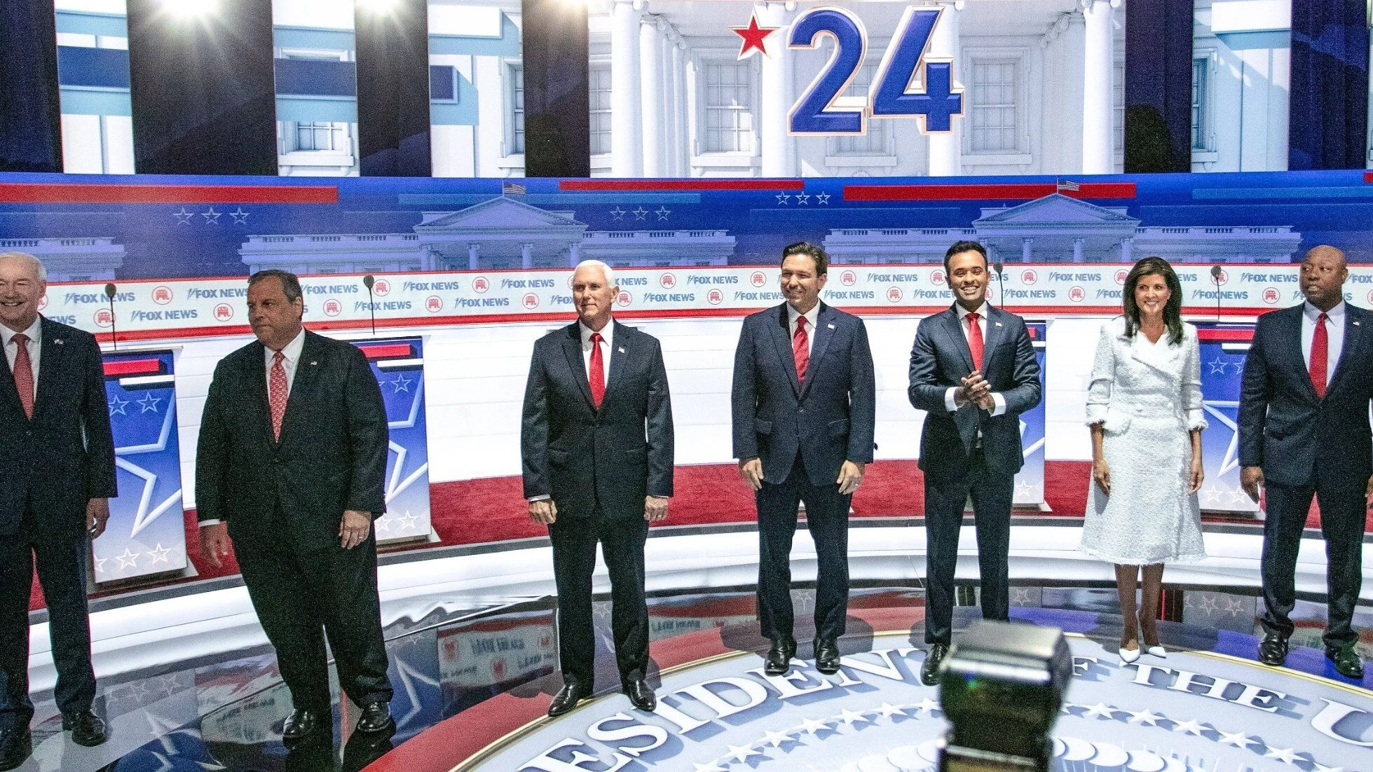 Debata Republikanów w Fox News. Od lewej: Asa Hutchinson, Chris Christie, Mike Pence, Ron DeSantis, Vivek Ramaswamy, Nikki Haley, Tim Scott, Doug Burgum