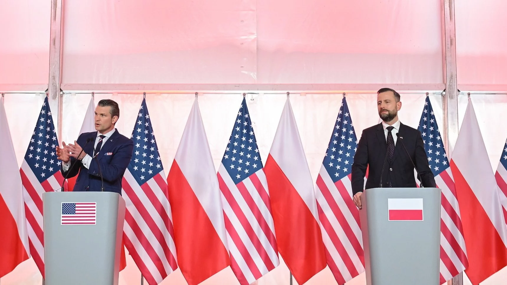 Władysław Kosiniak-Kamysz (P) i Pete Hegseth (L)