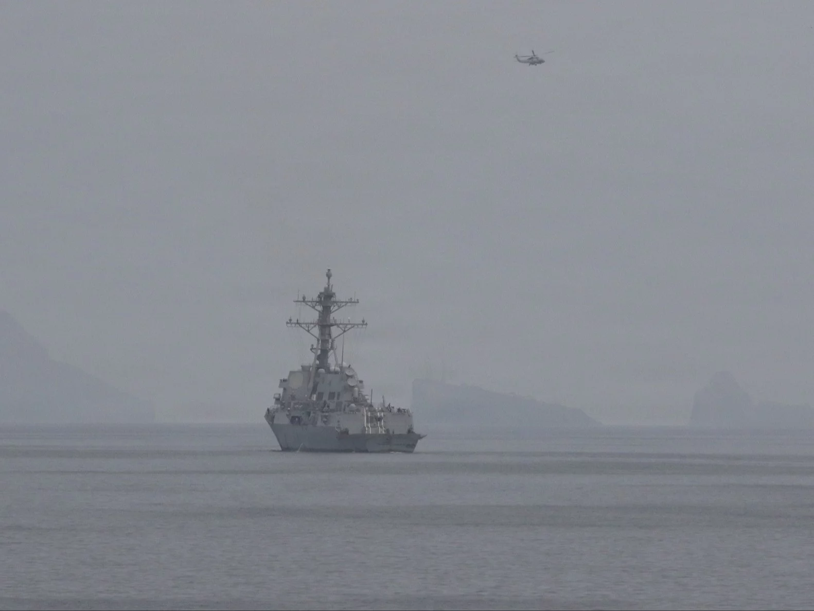 Okręt marynarki wojennej USA w cieśninie Ormuz