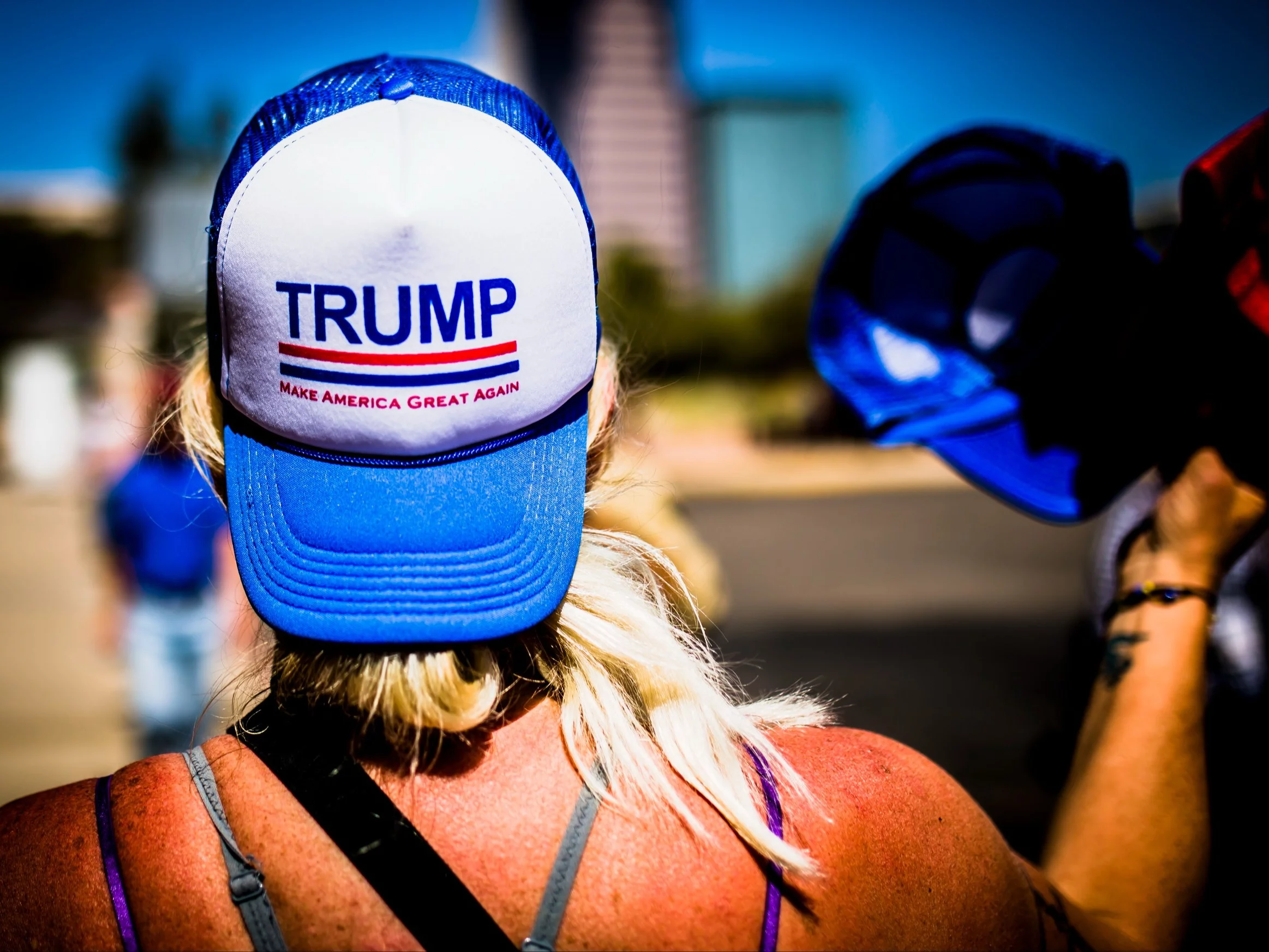 Czapka z napisem: "Trump. Make America Great Again"