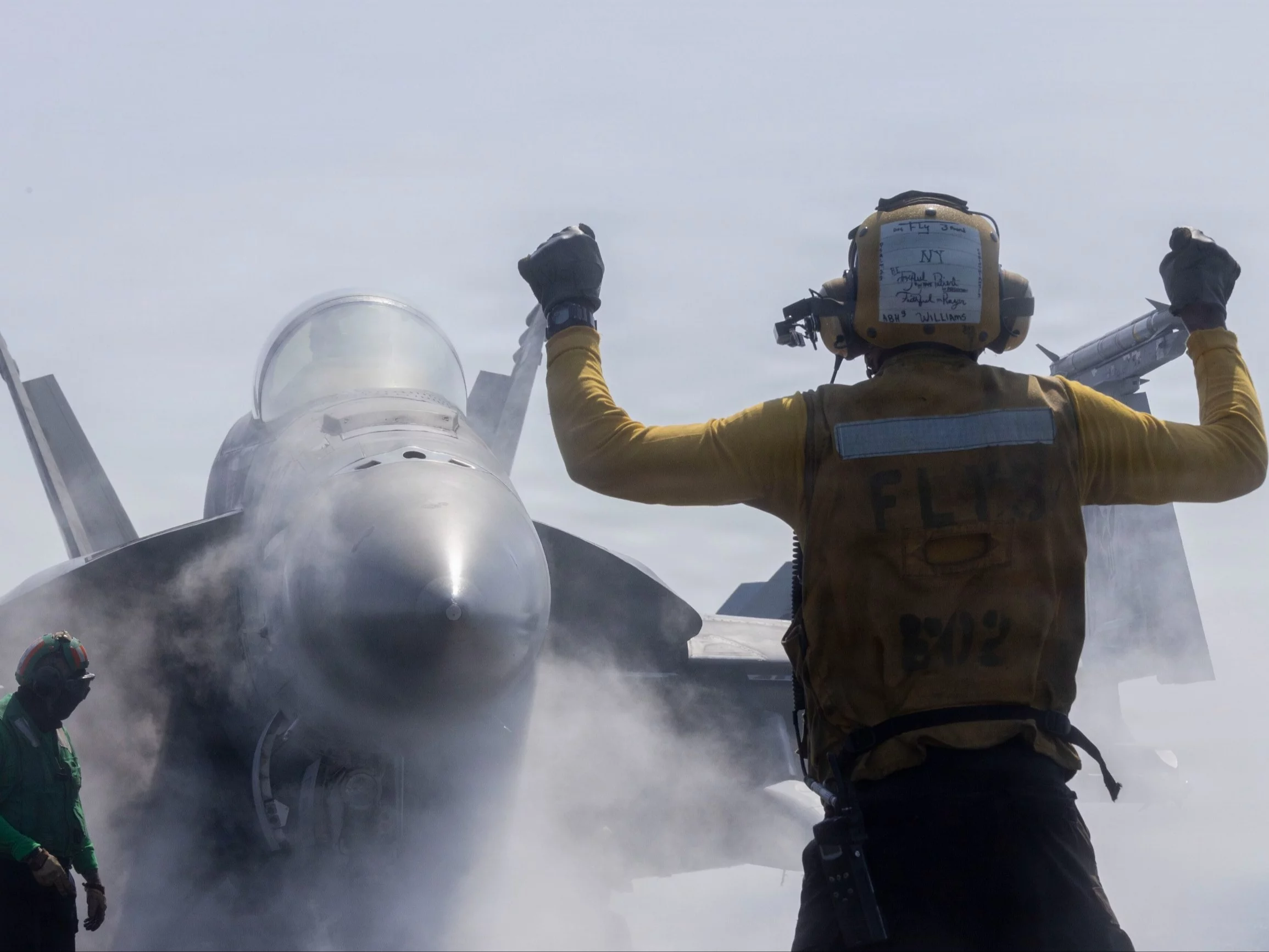 Samolot F/A Super Hornet przygotowuje się do startu z pokładu lotniskowca USS Abraham Lincoln podczas operacji "Epicka Furia" przeciwko Iranowi