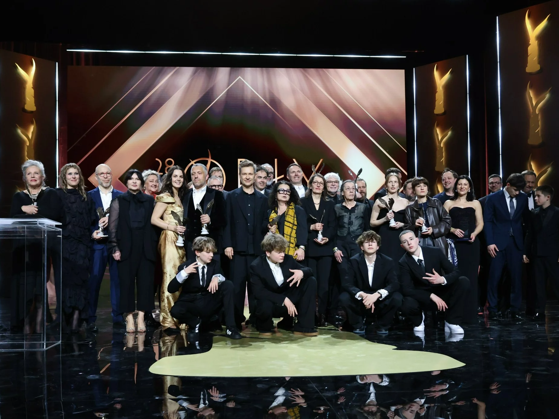 Pamiątkowe zdjęcie laureatów na zakończenie 28. Gali Polskich Nagród Filmowych ORŁY 2026