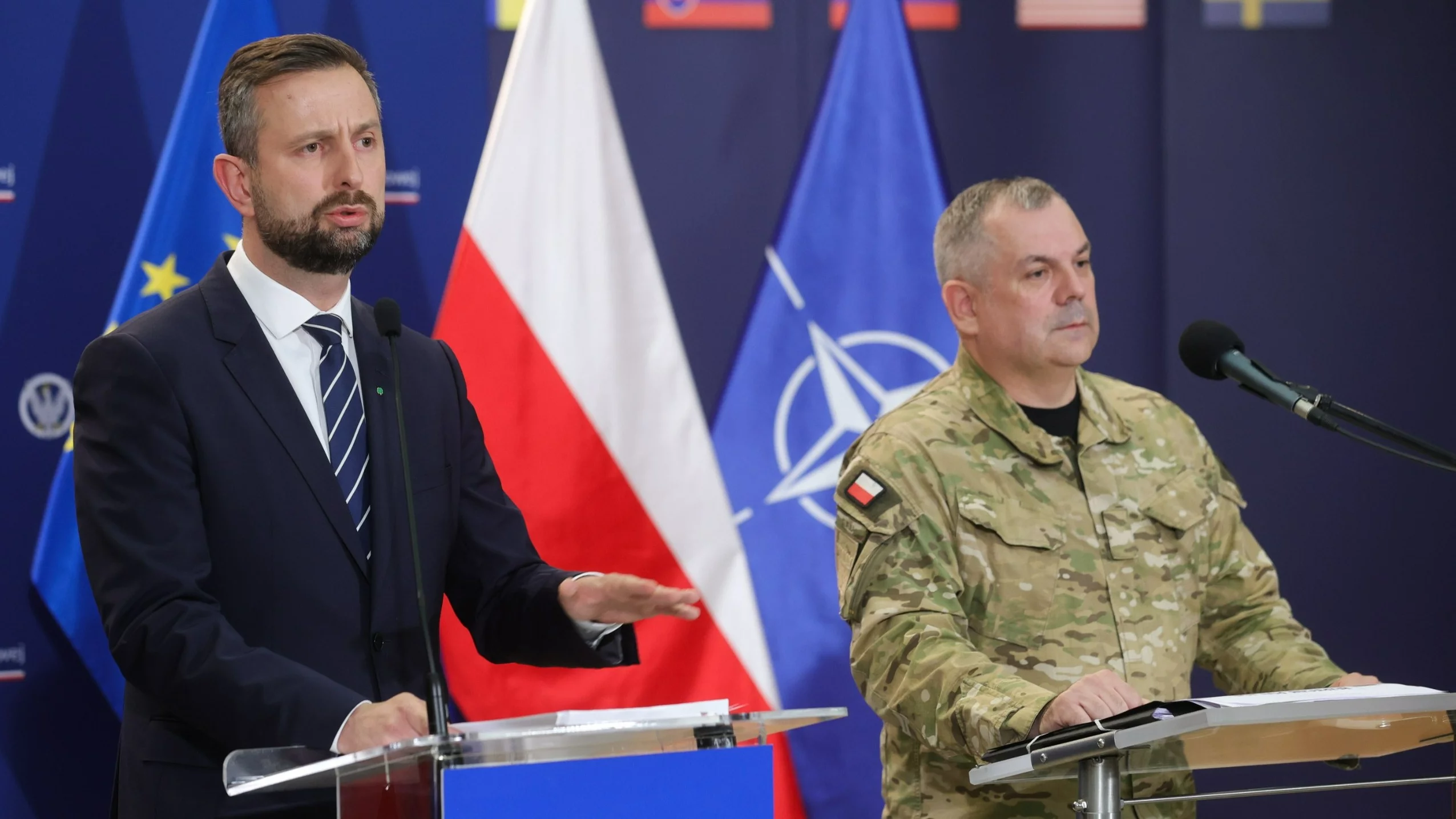 Wicepremier, minister obrony narodowej Władysław Kosiniak-Kamysz (L) oraz szef Sztabu Generalnego gen. Wiesław Kukuła (P) podczas konferencji prasowej w siedzibie MON w Warszawie