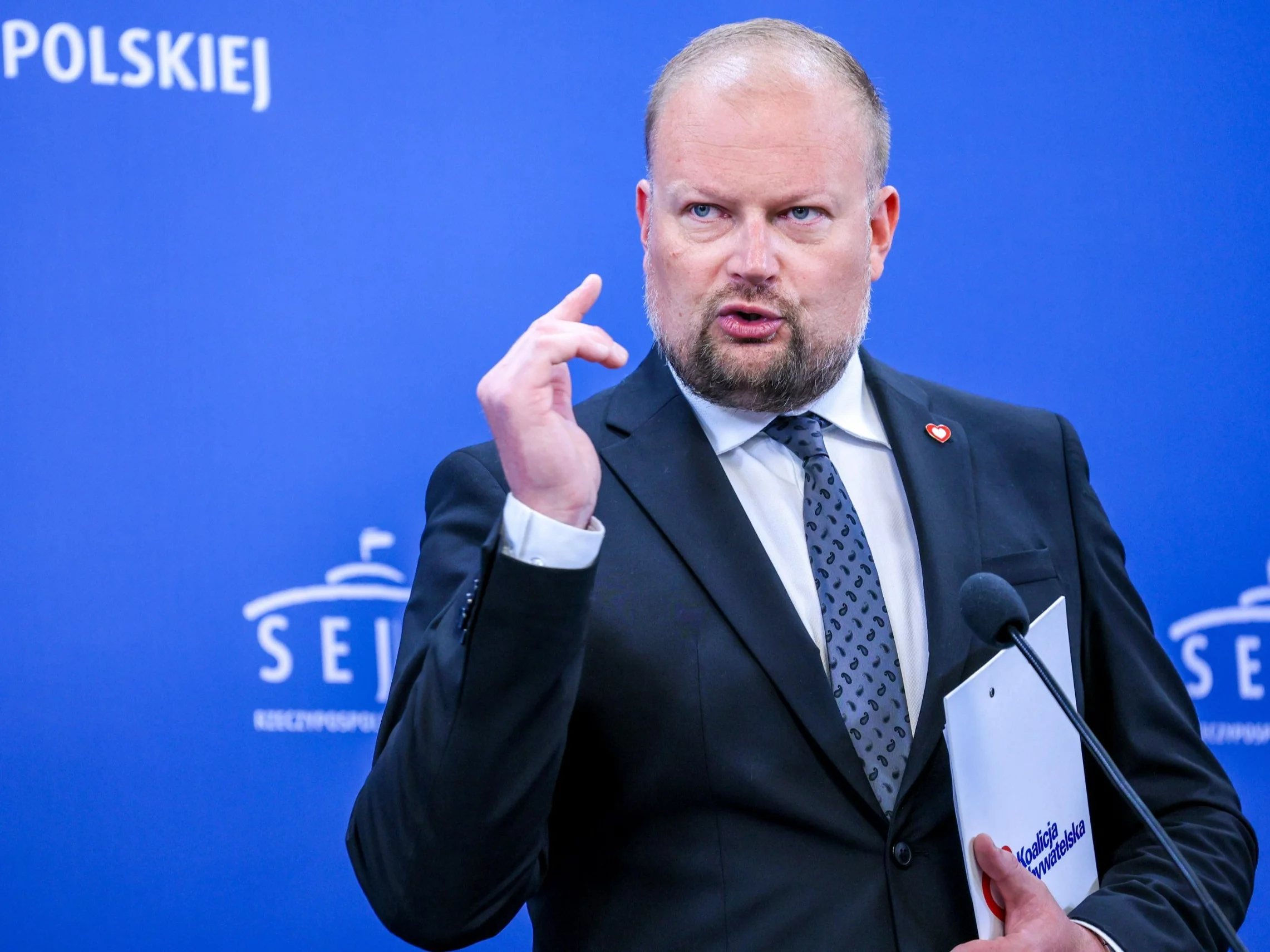 Poseł KO Witold Zembaczyński na konferencji prasowej w Sejmie w Warszawie