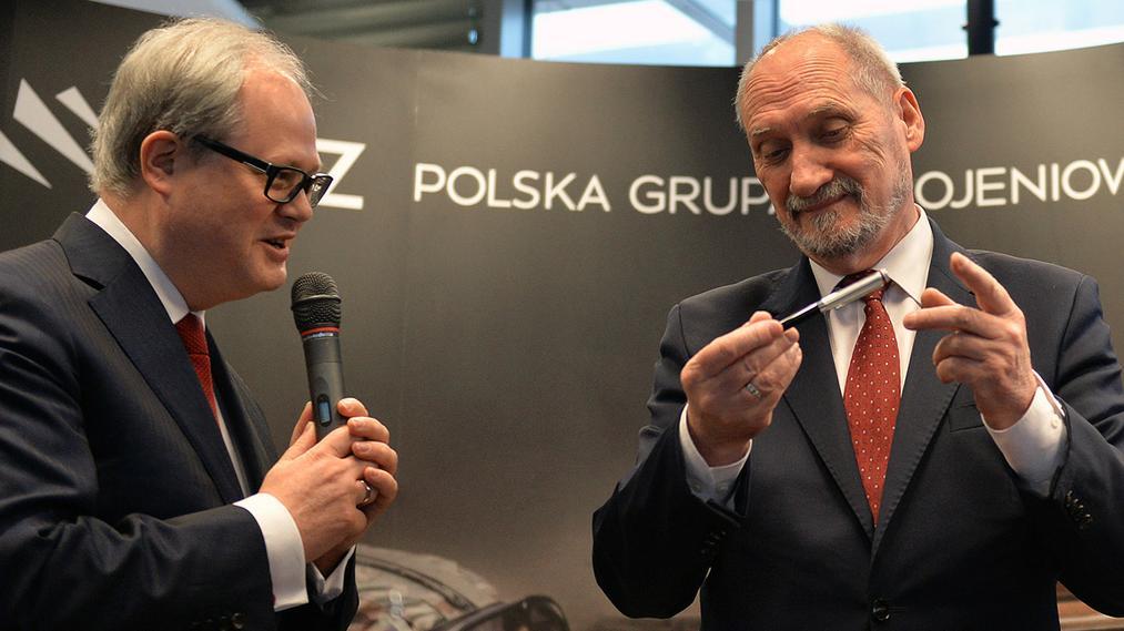 Szef MON Antoni Macierewicz i dotychczasowy prezes PGZ Arkadiusz Siwko
