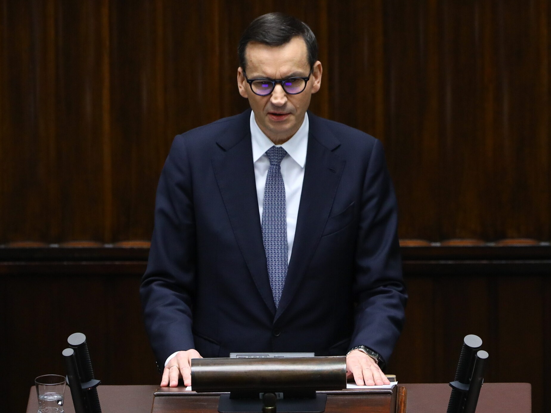 Premier Mateusz Morawiecki na sali obrad Sejmu w Warszawie