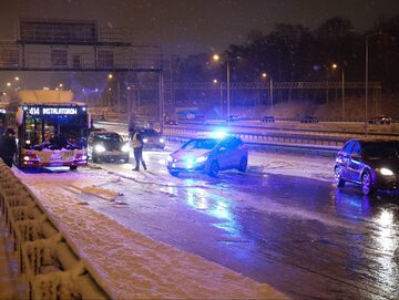 Utrudnienia komunikacyjne po intensywnych opadach śniegu w Warszawie