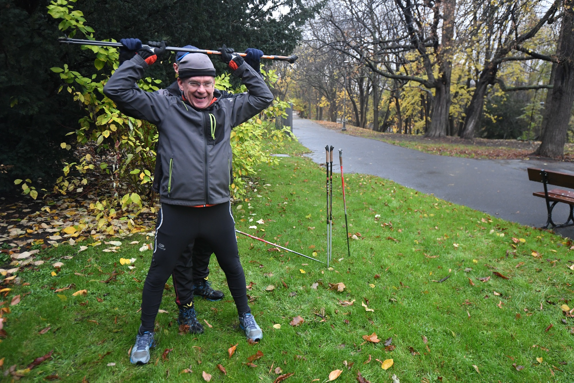 Stanisław Karczewski (C) podczas spaceru nordic walking z okazji Dnia Seniora