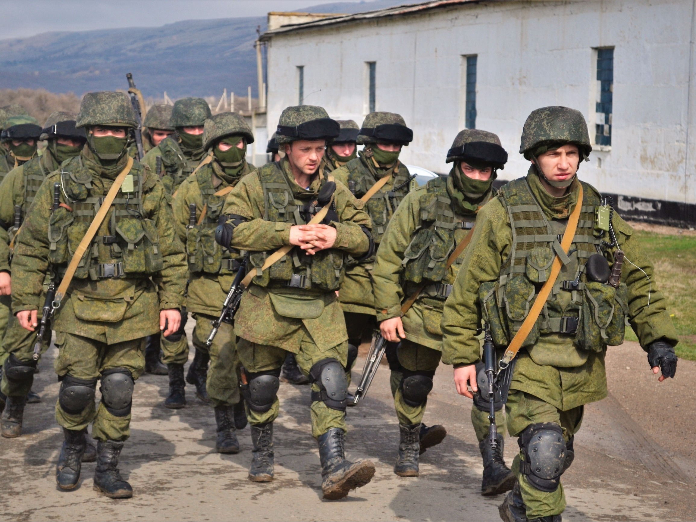 Uzbrojeni Rosjanie przy granicy z Estonią. ISW: to element "Fazy Zero"