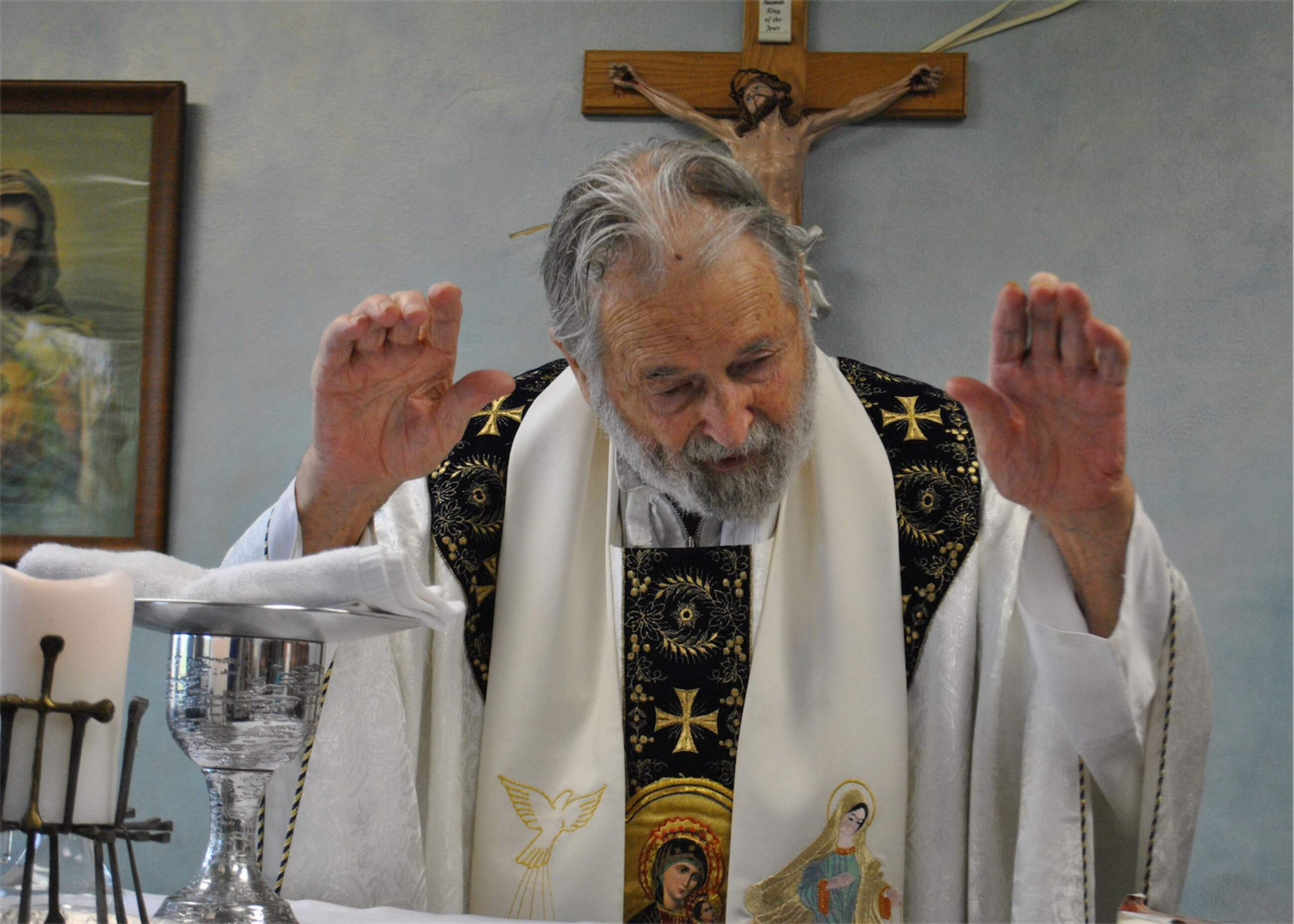 O. Peter Rookey odprawia Mszę św. w kaplicy biura Międzynarodowej Posługi Miłosierdzia