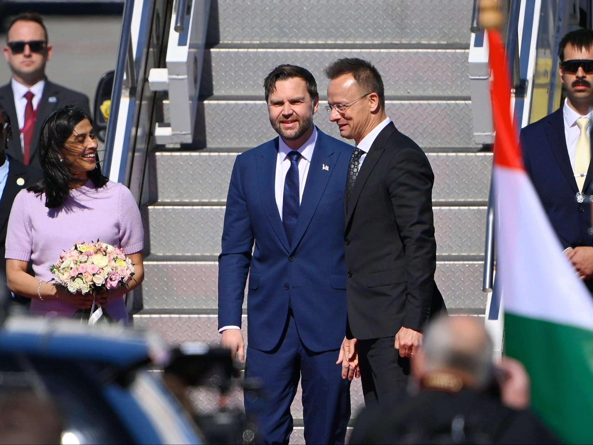 Węgierski minister spraw zagranicznych i handlu Péter Szijjártó (z prawej) wita wiceprezydenta USA J.D. Vance’a (w środku) oraz drugą damę Ushę Vance