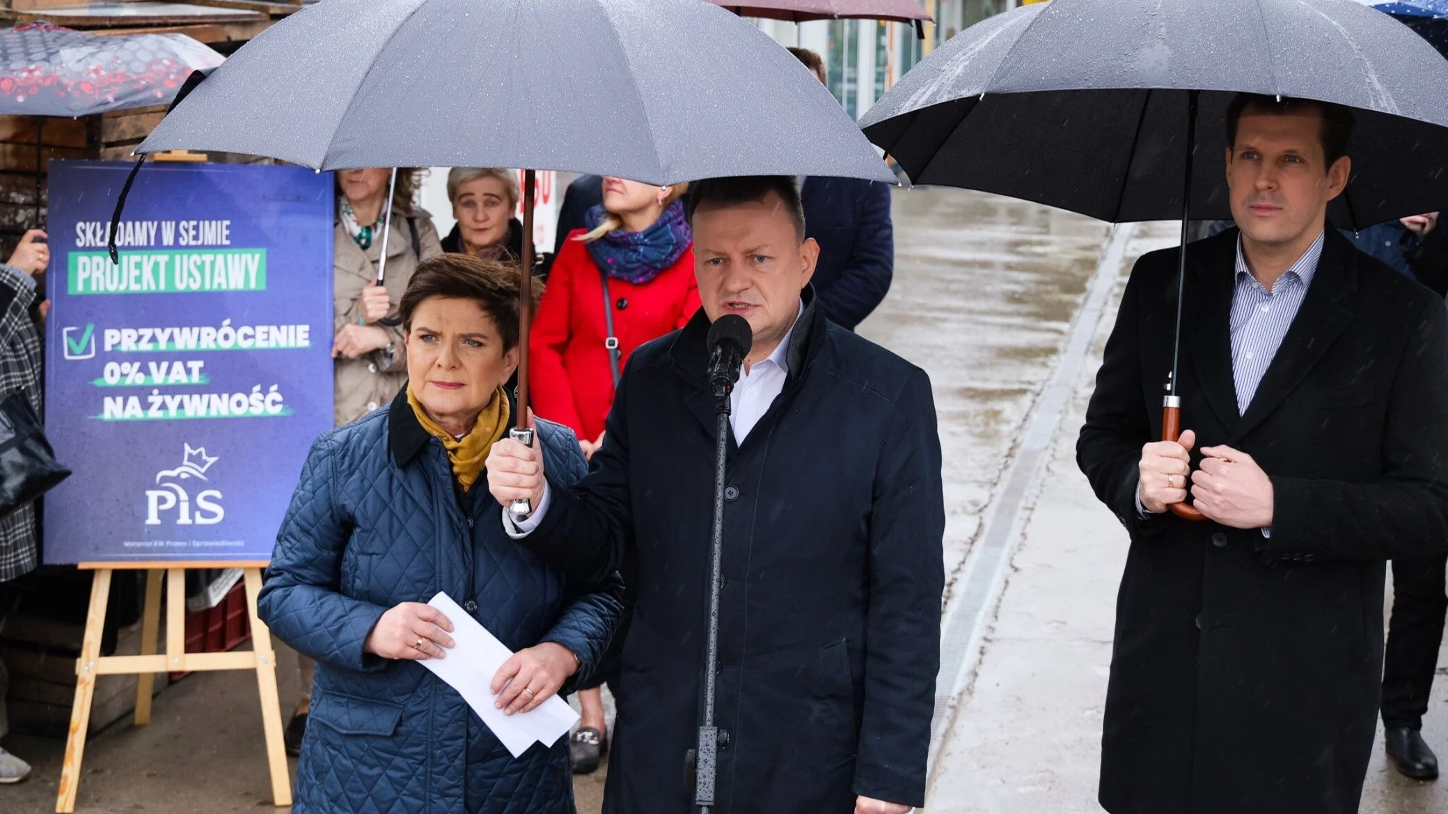 Konferencja PiS: Tobiasz Bocheński (P), Beata Szydło (L), Mariusz Błaszczak