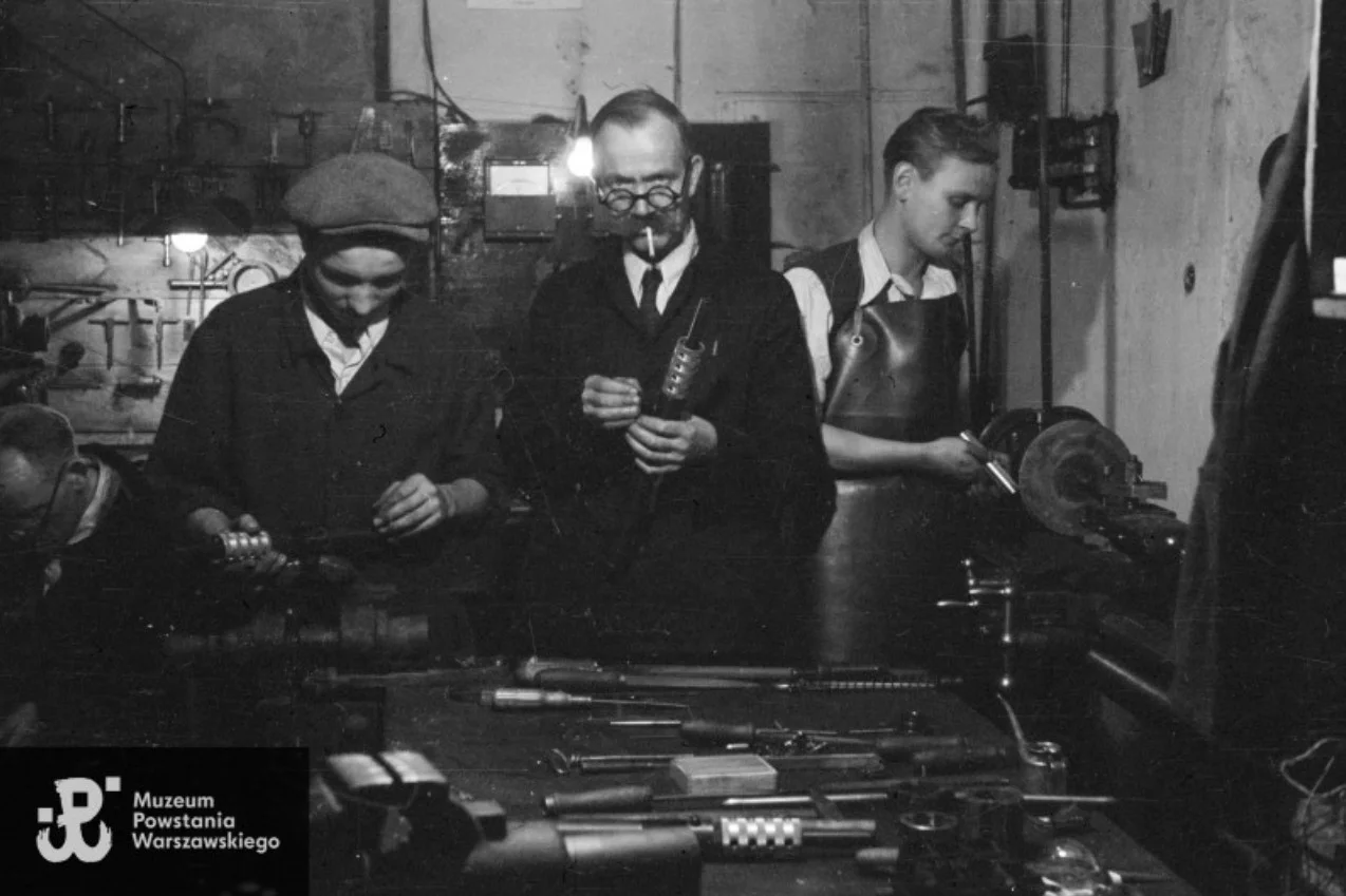 Montownia pistoletów maszynowych Błyskawica. Rusznikarze Oddziału Osłonowego Wojskowych Zakładów Wydawniczych (WZW) przy pracy. W okularach – Stefan Samek. Autor: Eugeniusz Lokajski „Brok”/ze zbiorów Muzeum Powstania Warszawskiego