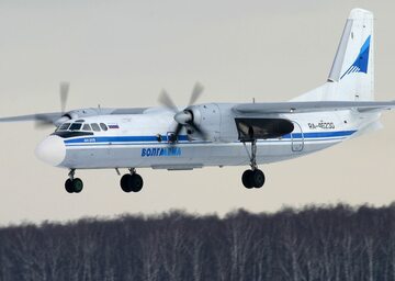 Volga-Avia Antonov An-24. Samolot tego typu uległ katastrofie pod Goleniowem.