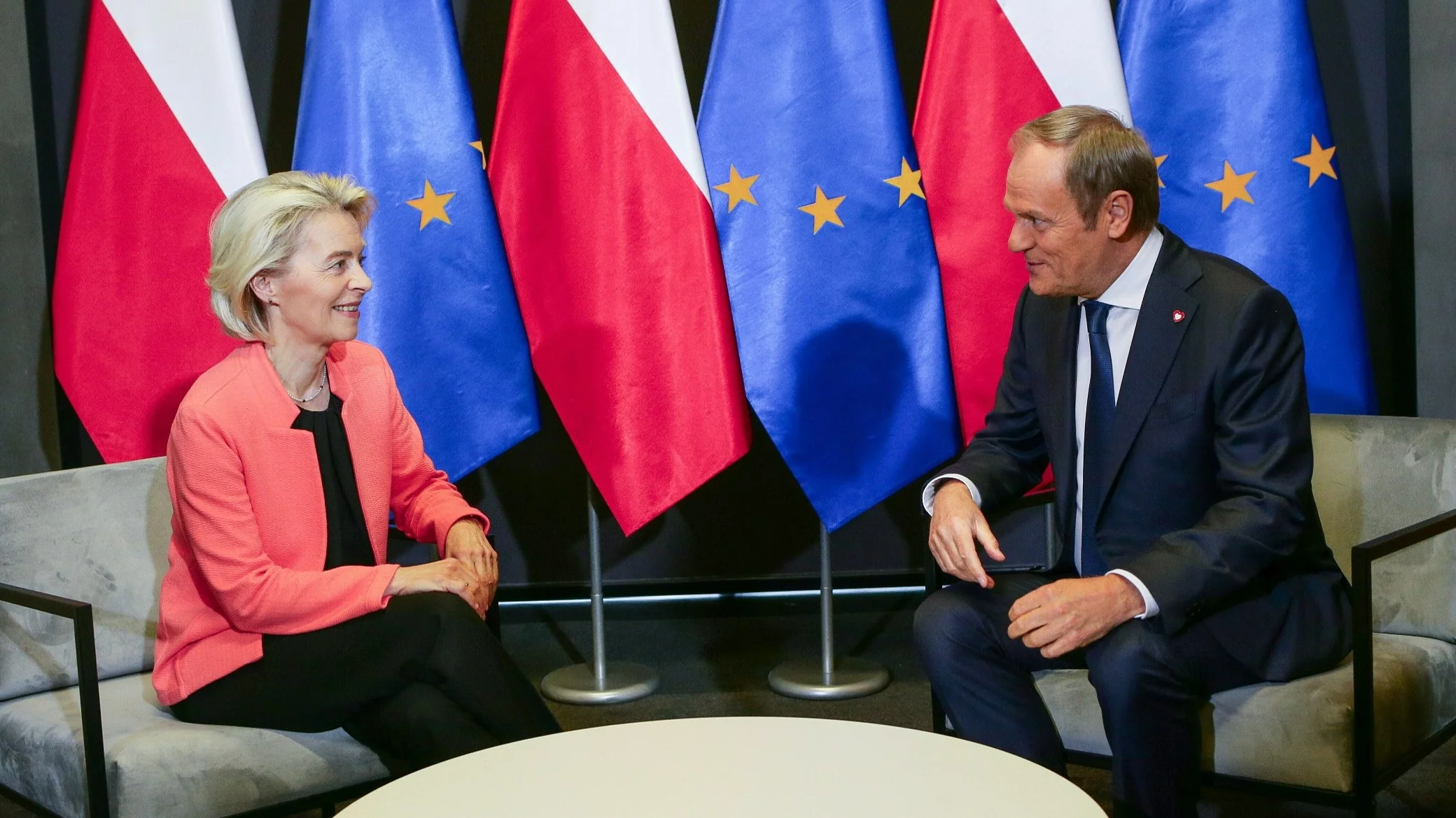 Premier Donald Tusk (P) i przewodnicząca Komisji Europejskiej Ursula von der Leyen (L)