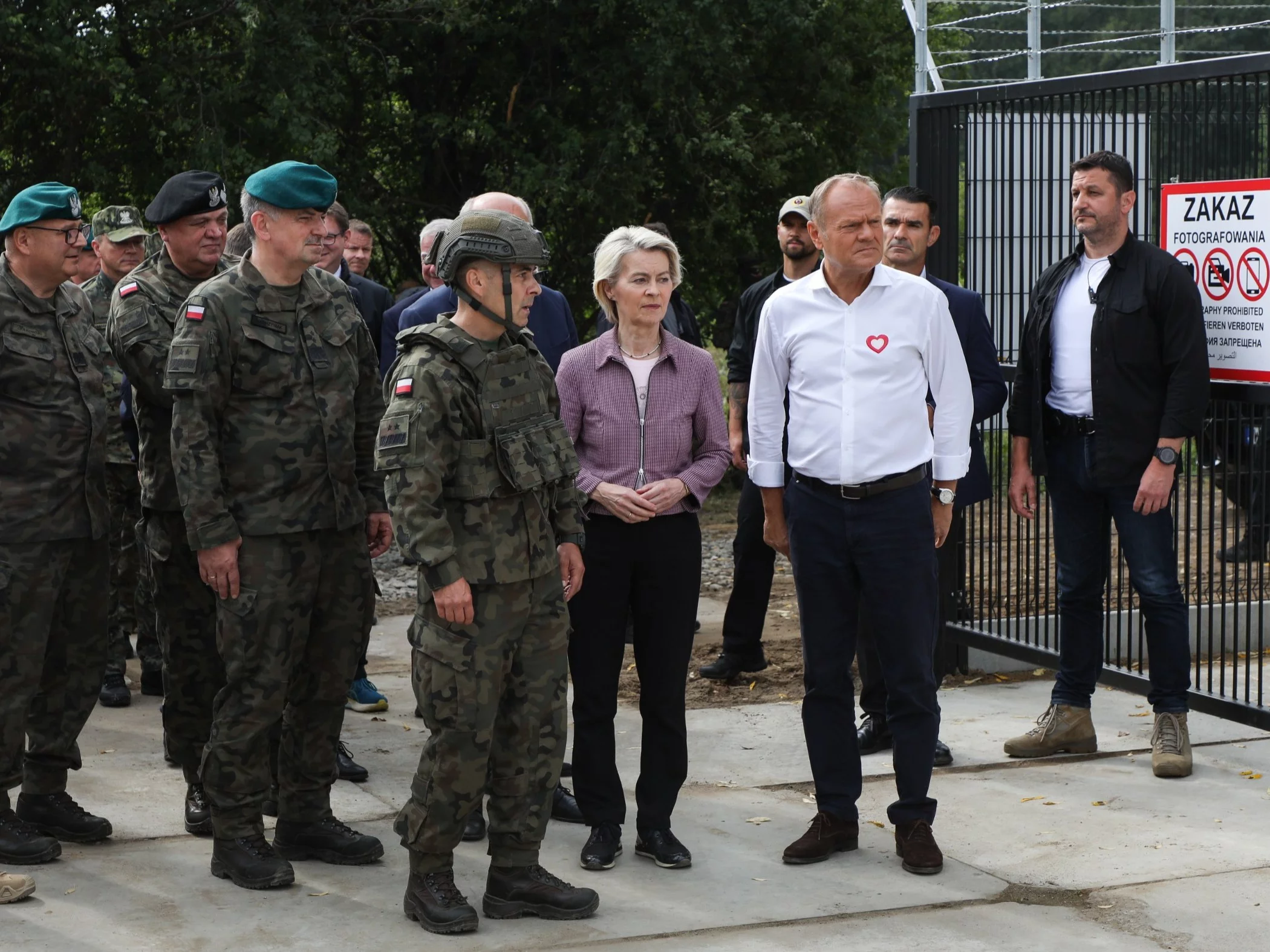 Premier Donald Tusk oraz przewodnicząca Komisji Europejskiej Ursula von der Leyen podczas wizyty na granicy polsko-białoruskiej