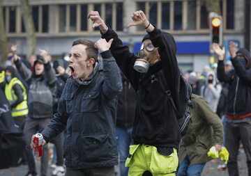 W centrum Brukseli działacze z ruchu tzw.  „żółtych kamizelek” starli się z policją.