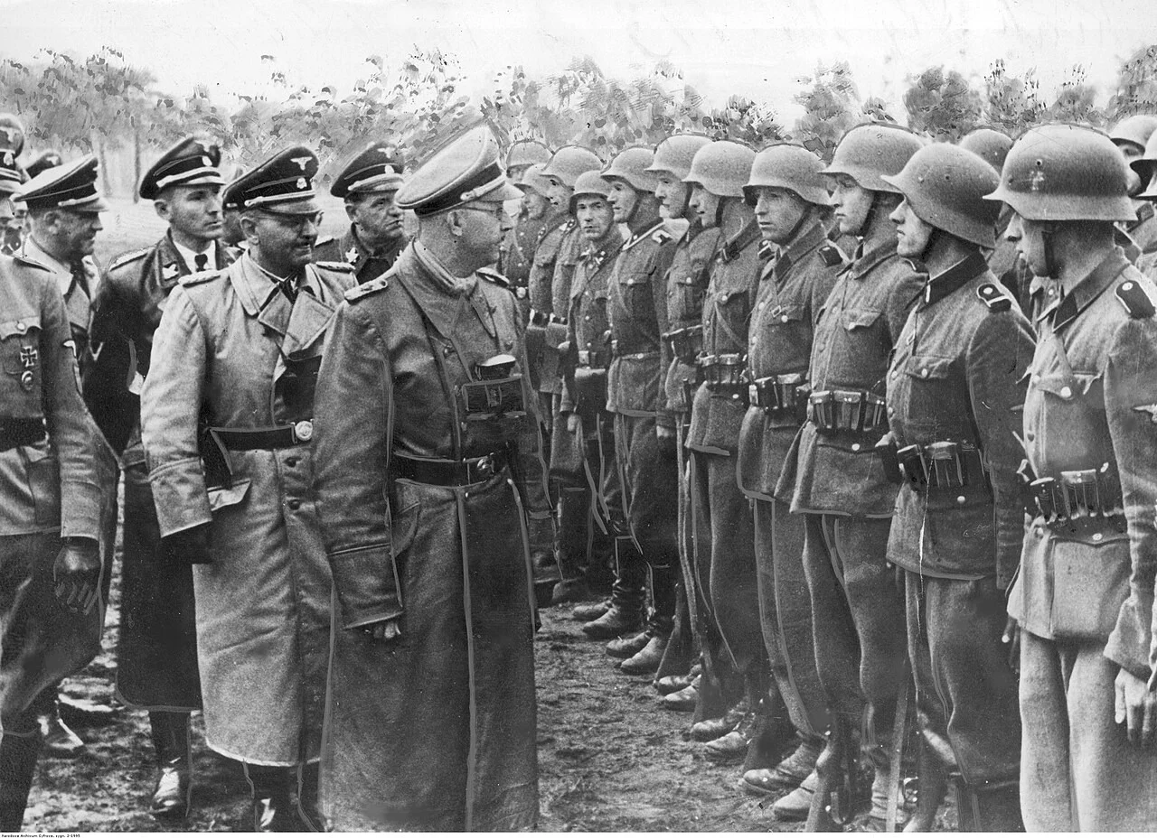 Heinrich Himmler podczas inspekcji dywizji SS-Galizien w maju 1944 roku