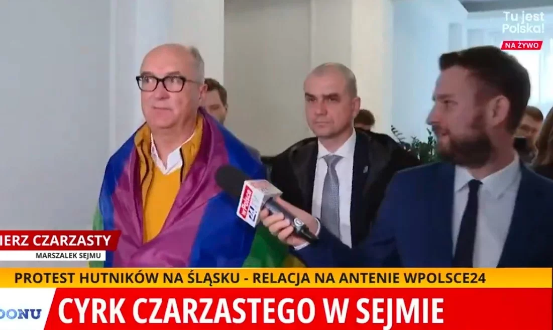 Marszałek Sejmu Włodzimierz Czarzasty paraduje po Sejmie owinięty we flagę LGBT