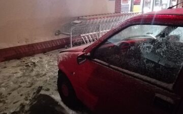W Domaszowicach kierująca samochodem kobieta straciła panowanie nad kierownicą i uderzyła w ścianę marketu.