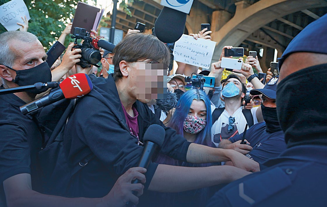 W dostępnych w Internecie wypowiedziach Michała Sz. (na zdjęciu podczas szarpaniny z policją) często powtarza się słowo "zabawa". "Mamy nową zabawę, polowanie na furgonetkę homofobów" – oznajmia w jednym z wywiadów