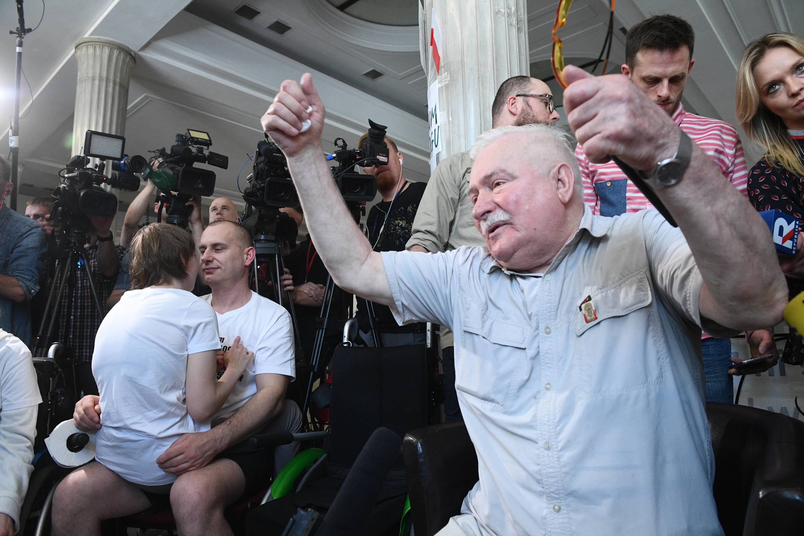 Były prezydent Lech Wałęsa rozmawia z rodzicami osób niepełnosprawnych