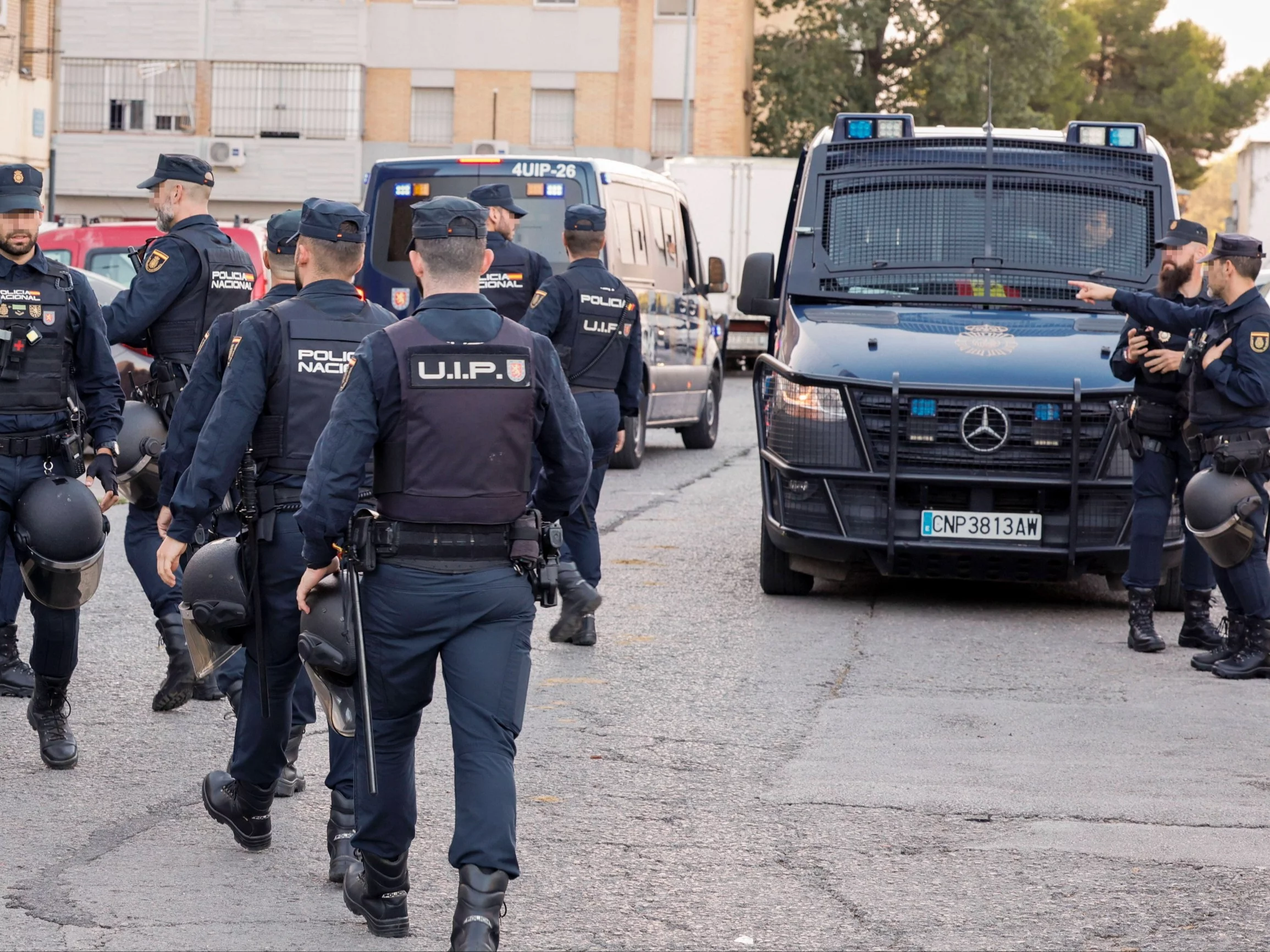 W Hiszpanii policja wyrzuciła setki migrantów z opuszczonej szkoły