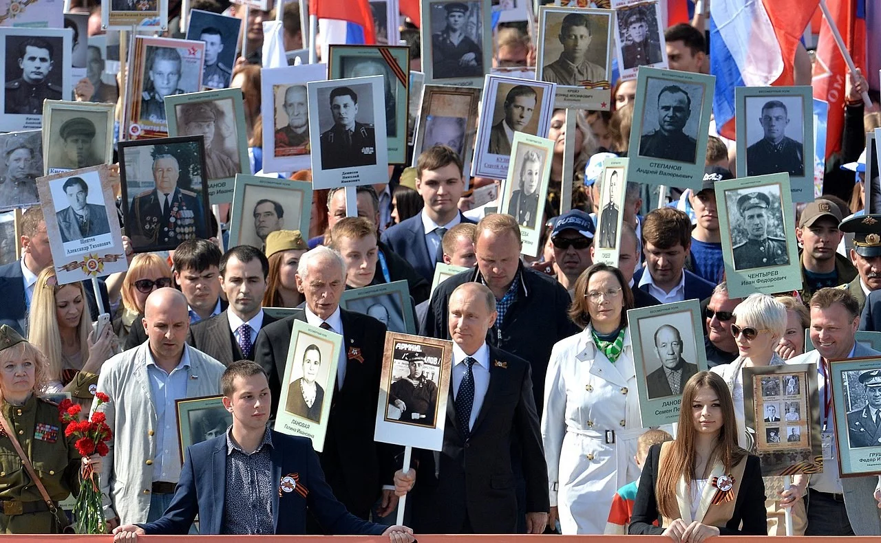 Władimir Putin z wizerunkiem ojca w Dniu Zwycięstwa w 2015 roku w czasie pochodu tzw. Nieśmiertelnego Pułku