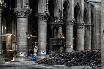 W kwietniu katedrę – symbol Paryża – zniszczył pożar.