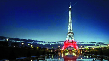 W listopadzie 2018 r. na biało-czerwono podświetlano najważniejsze obiekty na świecie w tym paryską wieżę Eiffla
