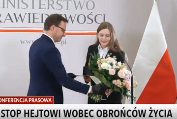 W maju 2020 r. działaczka pro-life Zuzanna Wiewiórka została odznaczona przez wiceministra sprawiedliwości Marcina Romanowskiego.