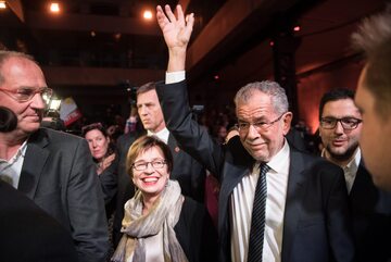 W maju wspierany przez Zielonych prounijny polityk Alexander Van der Bellen wygrał już II turę wyborów prezydenckich. Jednak wynik ten został anulowany przez Trybunał.