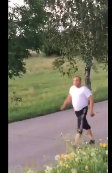 W mediach społecznościowych pojawiło się nagranie, na którym widać jak agresywny mężczyzna grozi że spali dom, na płocie którego wisi plakat Rafała Trzaskowskiego.