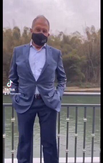 W mediach społecznościowych pojawiło się nagranie na którym widać szefa rosyjskiego MSZ Siergieja Ławrowa, który ma na twarzy maseczkę z wulgarnym hasłem.
