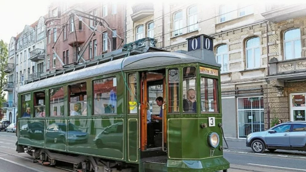 Tomasz Adamkiewicz kupił wagon tramwajowy Sanok z 1928 r., odrestaurował go i wozi nim turystów po Łodzi