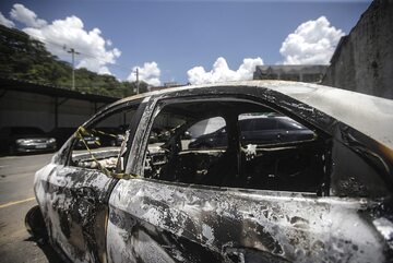 W nocy z czwartku na piątek podczas przeszukiwania okolic Nova Iguacu odnaleziono spalony samochód ze zwęglonymi szczątkami w środku