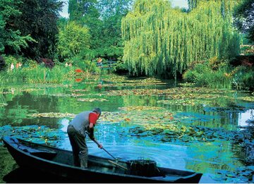 W parku w Giverny znajduje się staw ze słynnymi z obrazów Moneta kaczeńcami