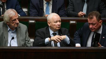 W pierwszym rzędzie od lewej: poseł PiS Ryszard Terlecki, prezes PiS Jarosław Kaczyński oraz przewodniczący KP PiS Mariusz Błaszczak na sali obrad izby w Warszawie