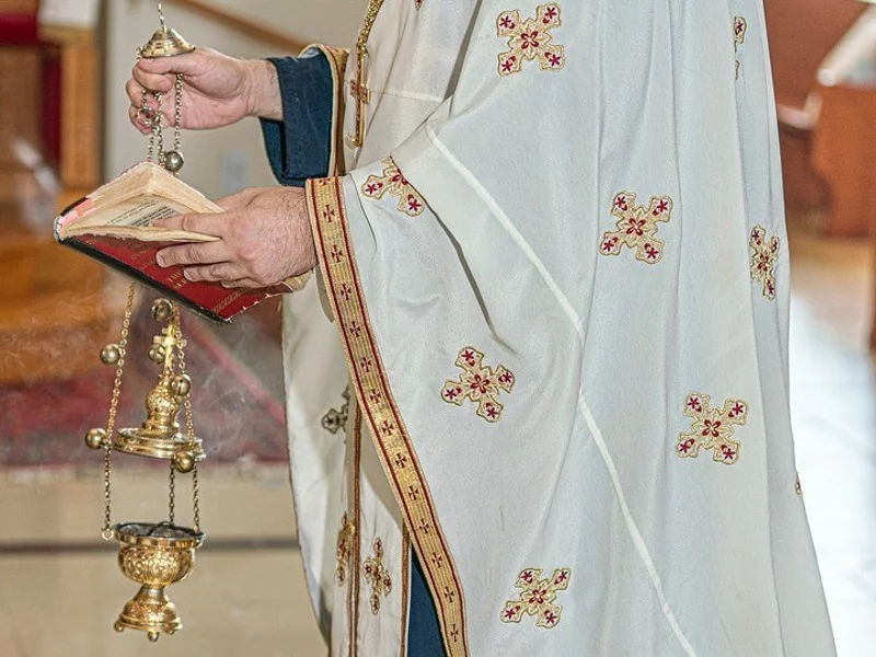 Kapłan z Biblią i kadzidłem, zdjęcie ilustracyjne