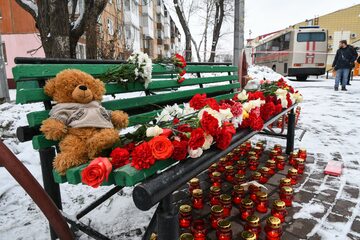 W pobliżu miejsca tragedii Rosjanie przynoszą kwiaty i znicze