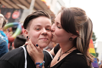 W Polsce pary homoseksualne nie mają prawa do zawarcia związku małżeństkiego oraz adopcji dzieci