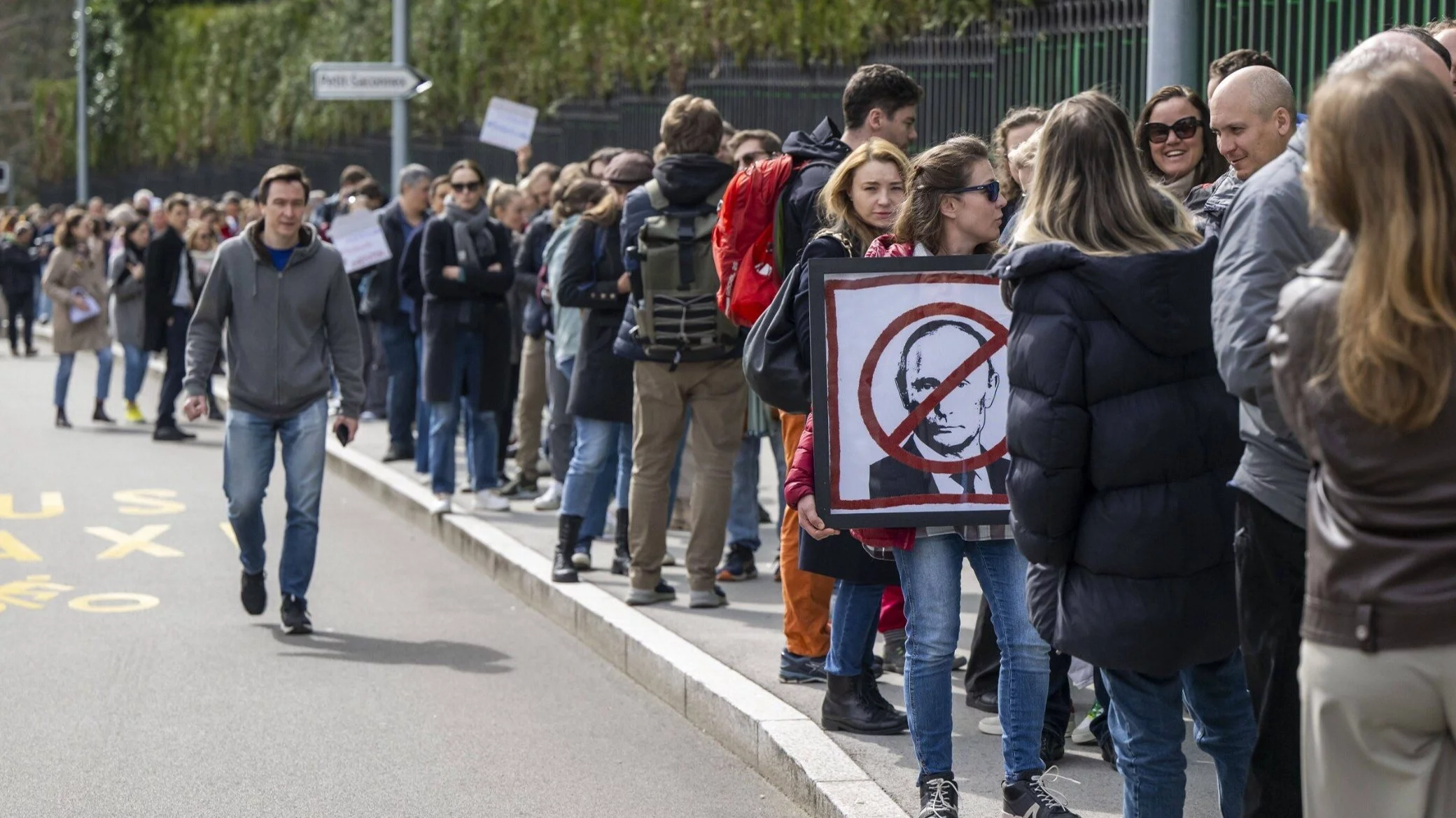 Protest pod hasłem „W południe przeciwko Putinowi” przed Stałą Misją Federacji Rosyjskiej przy Organizacji Narodów Zjednoczonych w Genewie