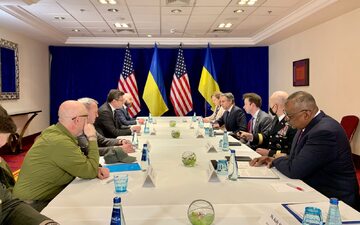 W rozmowach uczestniczą szefowie dyplomacji Ukrainy i USA - Dmytro Kuleba i Antony Blinken oraz ministrowie resortów obrony tych państw - Ołeksij Reznikow i Lloyd J. Austin.