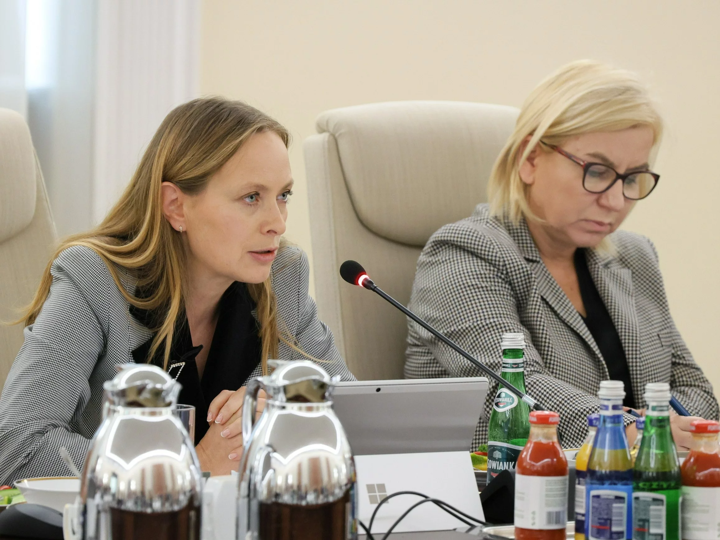 Minister funduszy i polityki regionalnej Katarzyna Pełczyńska-Nałęcz (L) oraz minister klimatu i środowiska Paulina Hennig-Kloska (P)
