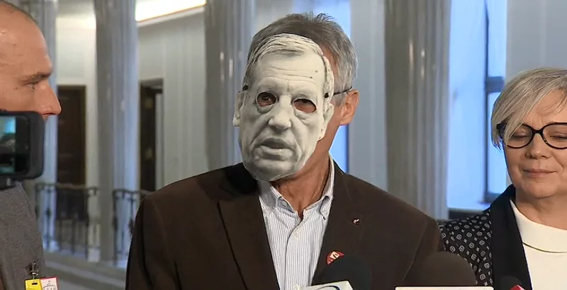 Zenon Kruczyński w masce z wizerunkiem Jana Szyszki