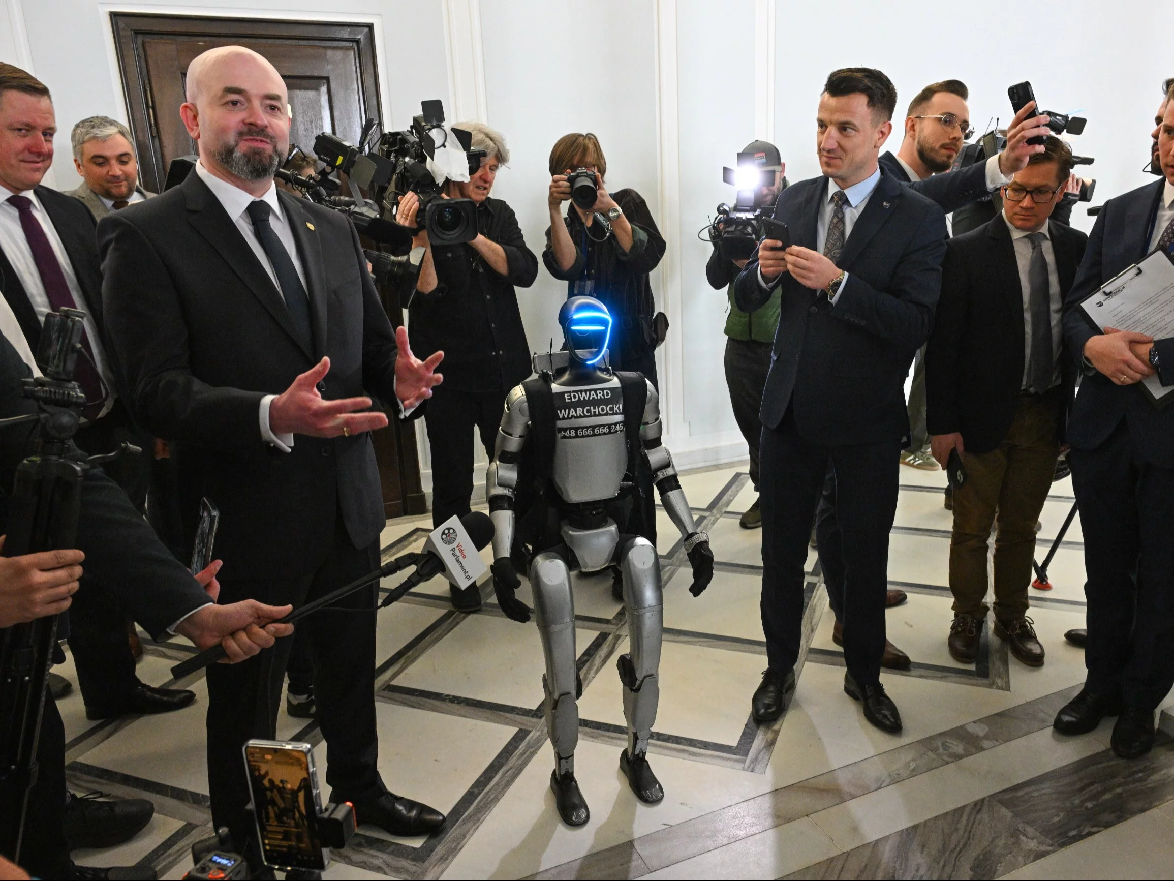 Robot humanoidalny Edward Warchocki z posłami Konfederacji