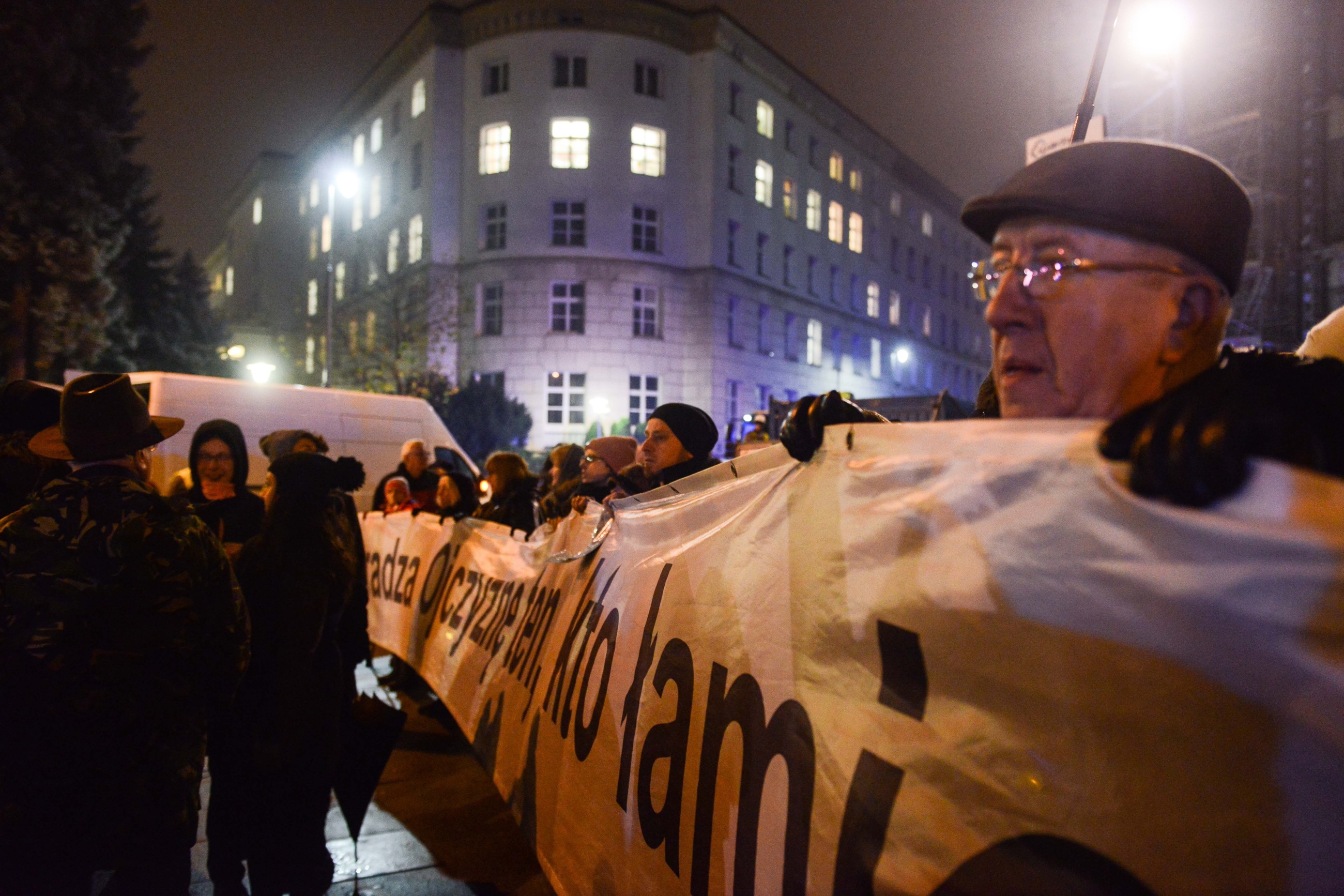 Kilkadziesiąt osób protestuje przed Sejmem, gdzie trwa debata ws. reformy sądownictwa